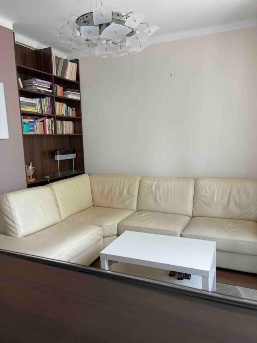 Priestranny 3 Izb. Apartman V Centre S Parkovanim. Appartement Banská Bystrica Buitenkant foto