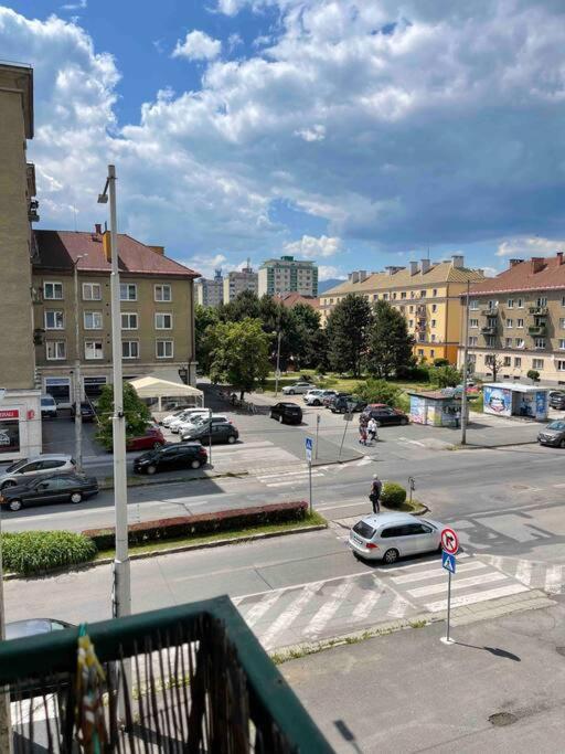 Priestranny 3 Izb. Apartman V Centre S Parkovanim. Appartement Banská Bystrica Buitenkant foto