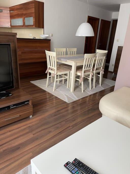 Priestranny 3 Izb. Apartman V Centre S Parkovanim. Banská Bystrica Buitenkant foto