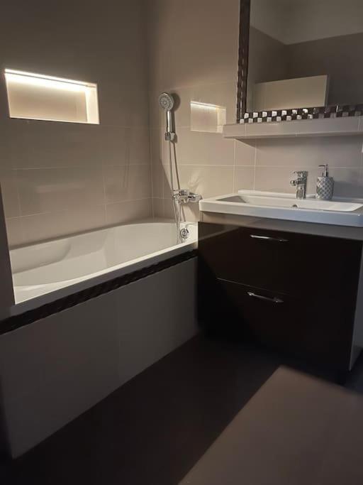 Priestranny 3 Izb. Apartman V Centre S Parkovanim. Banská Bystrica Buitenkant foto