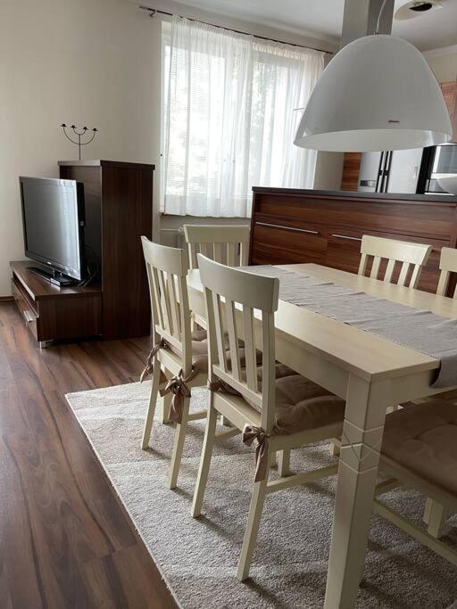 Priestranny 3 Izb. Apartman V Centre S Parkovanim. Appartement Banská Bystrica Buitenkant foto